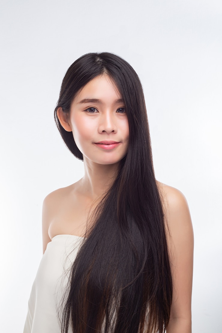 무료 Photo 여자는 하얀 끈이없는 드레스를 입고 행복하게 웃었다.