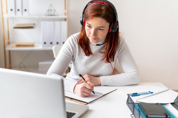 Foto gratuita donna al lavoro che ha videochiamata