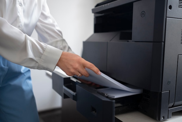 Donna al lavoro in ufficio utilizzando la stampante