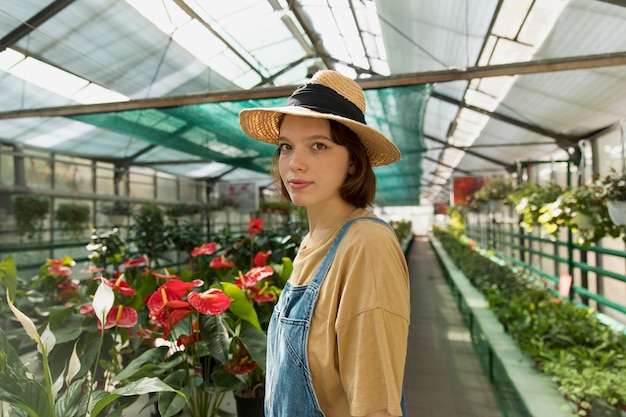 Foto gratuita donna che lavora da sola in una serra sostenibile