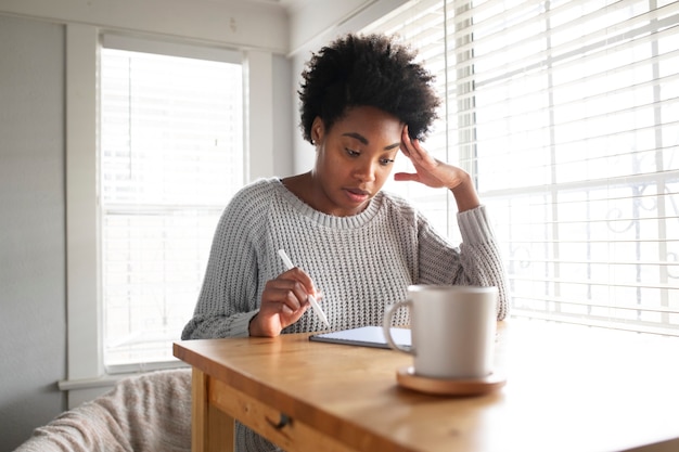 Donna che lavora su una tavoletta digitale nella nuova normalità