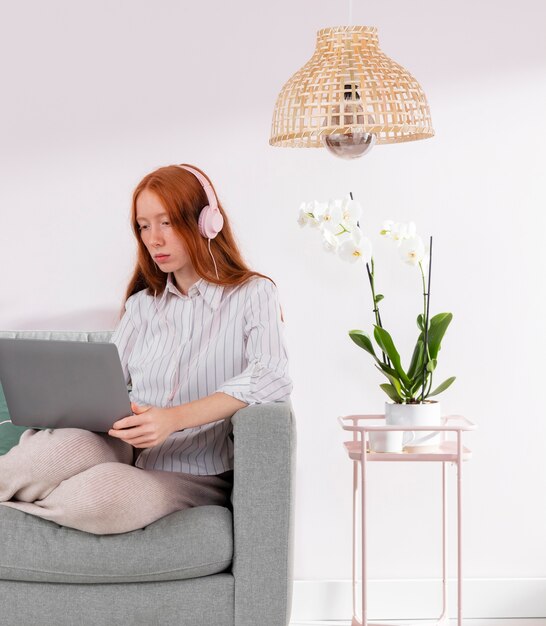 ノートパソコンで在宅勤務の女性