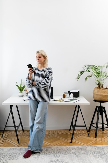 Foto gratuita donna che lavora da casa