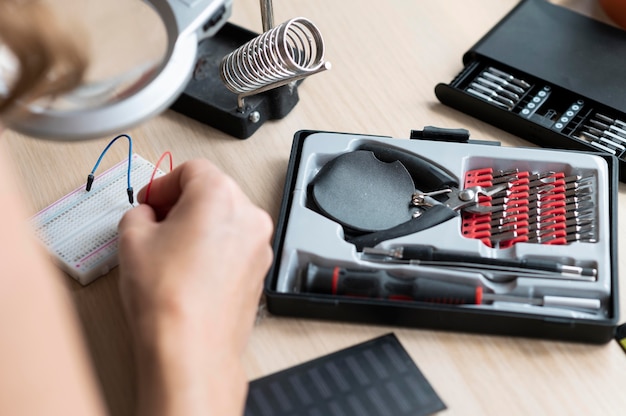 Donna che lavora nel suo laboratorio per un'invenzione creativa