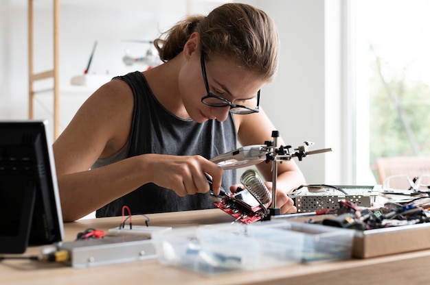 Donna che lavora nel suo laboratorio per un'invenzione creativa