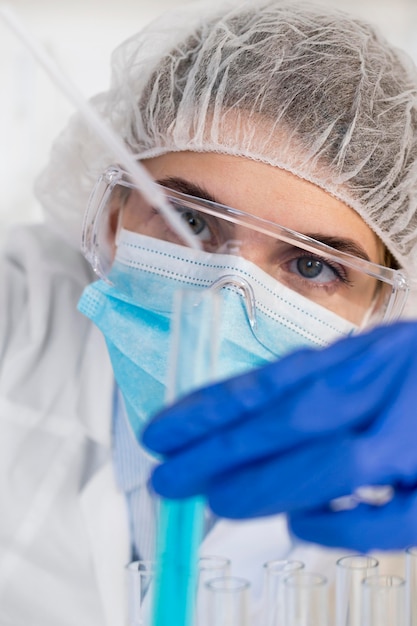 Foto gratuita donna che lavora nel ritratto di laboratorio