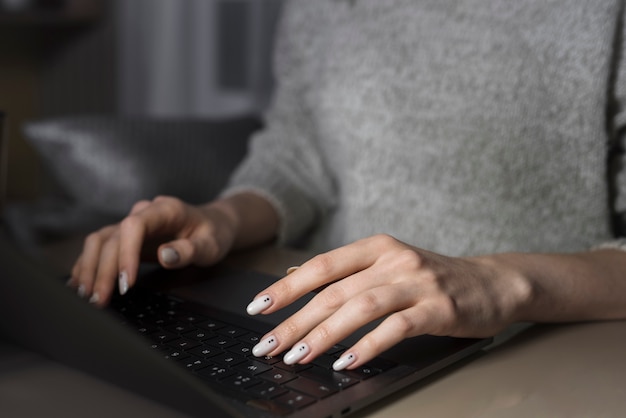 Женщина работает на ноутбуке в ночное время
