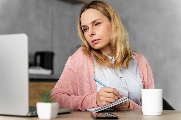 Foto gratuita donna che lavora al computer portatile