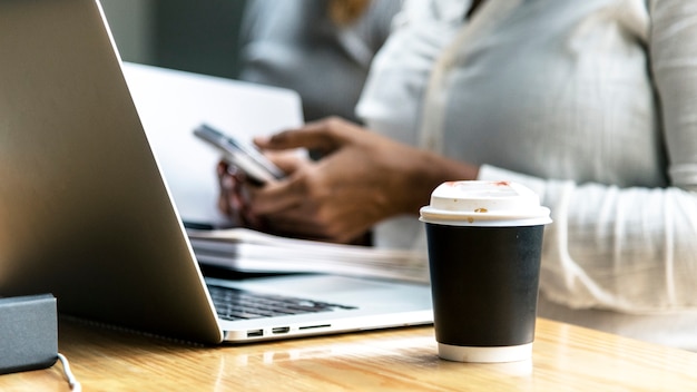 Foto gratuita donna che lavora su un computer portatile