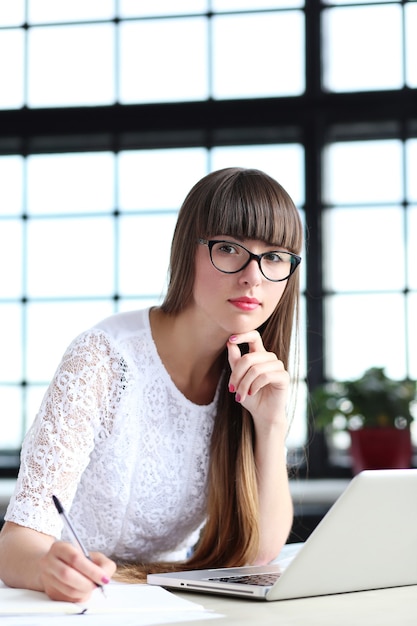 Free photo woman working at the office