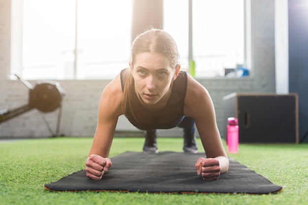 Foto gratuita donna che lavora in palestra