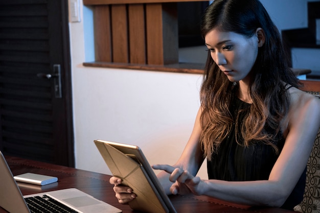 タブレットコンピューターで働く女性