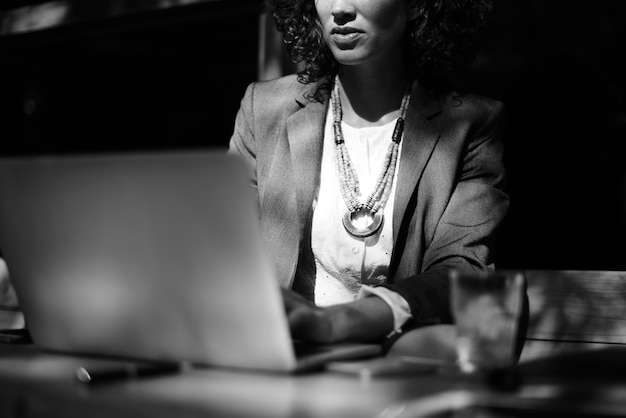 Free photo woman working with laptop at coffee shop