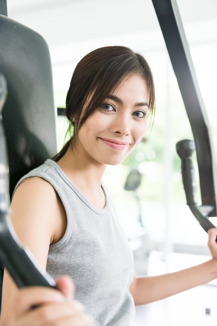 無料Photo フィットネスでの女性のエクササイズ