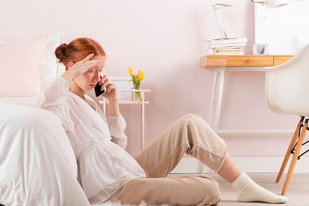 Donna sul posto di lavoro utilizzando il cellulare