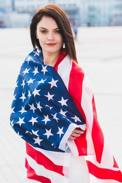 愛国心が強いアメリカの国旗に包まれた女性