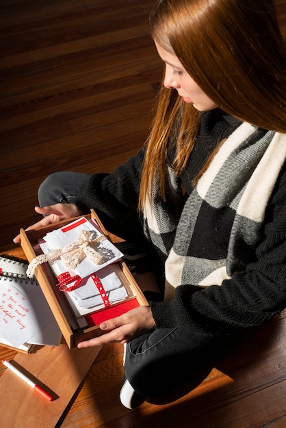 Foto gratuita una donna che scrive una lettera d'amore romantica a qualcuno