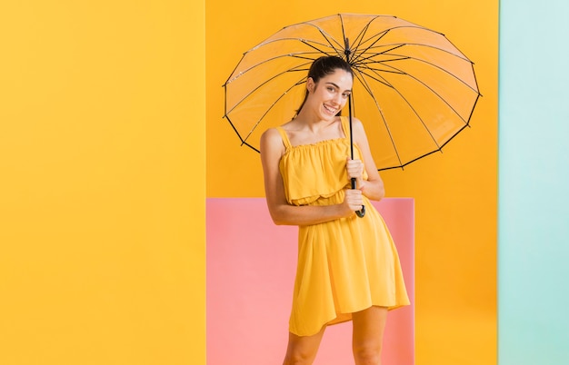 우산으로 노란색 드레스 여자