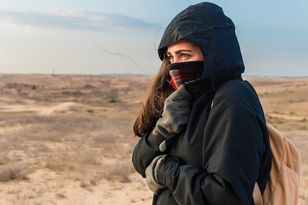 추운 날씨로부터 자신을 보호하기 위해 재킷을 압축 한 여성