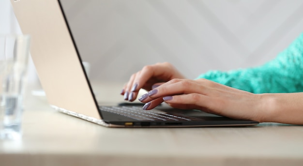 Free photo womans hands at workplace