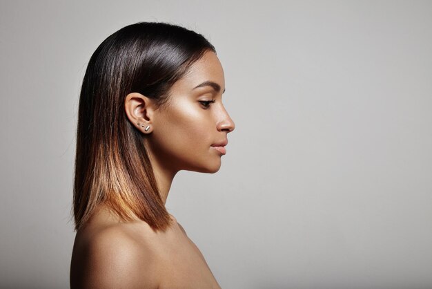 Womans perfil straight hair