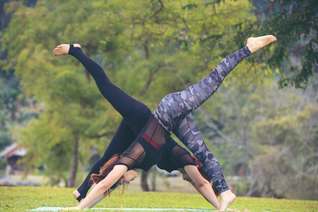 Женщины играют в йогу в спортзале. Гимнастика.