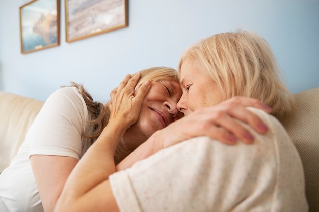 Foto gratuita donne innamorate vista laterale