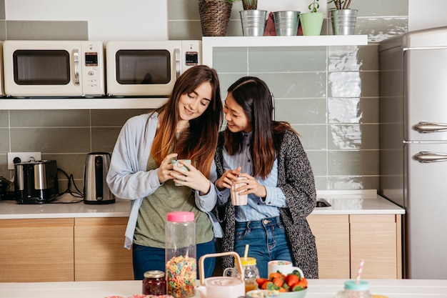 Foto gratuita donne che fanno colazione in cucina