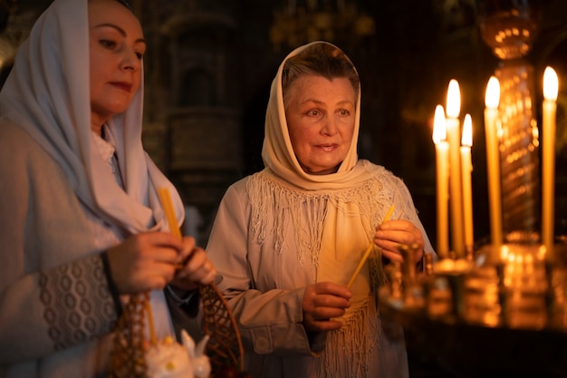 Foto gratuita donne che celebrano la pasqua ortodossa