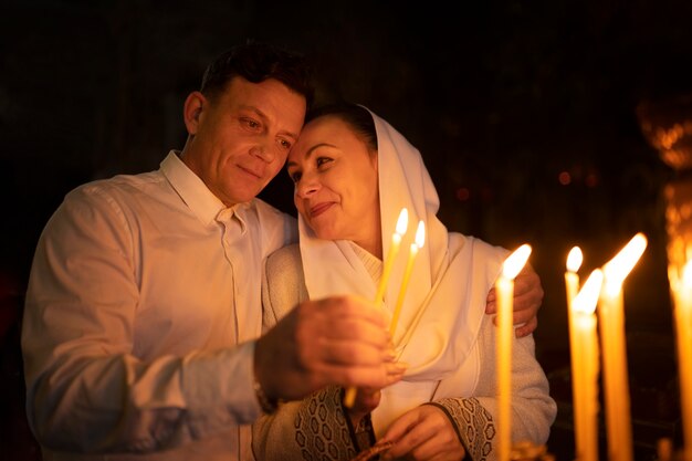 Foto gratuita donne che celebrano la pasqua ortodossa