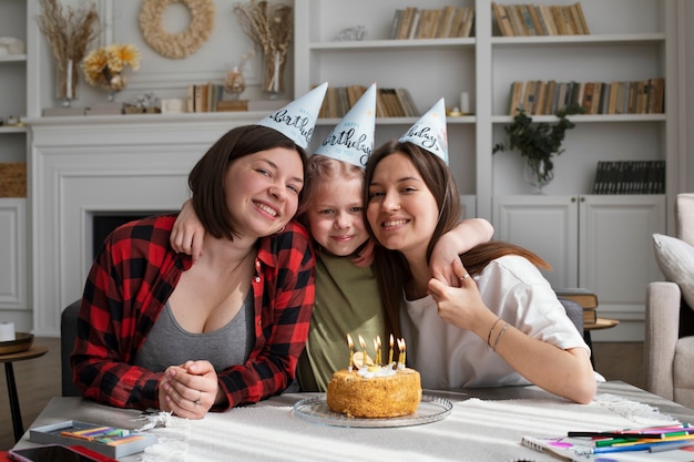 一緒に娘の誕生日を祝う女性