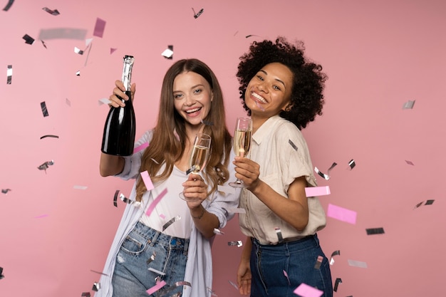 シャンパンと紙吹雪で女性のお祝い