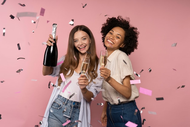 Foto gratuita festa delle donne con champagne e coriandoli