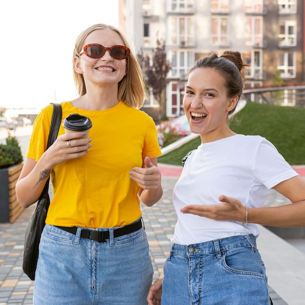 Foto gratuita donne in città che usano il linguaggio dei segni