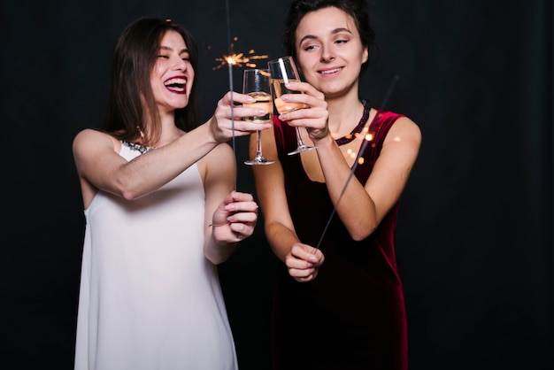 Женщины, стучащие бокалами шампанского