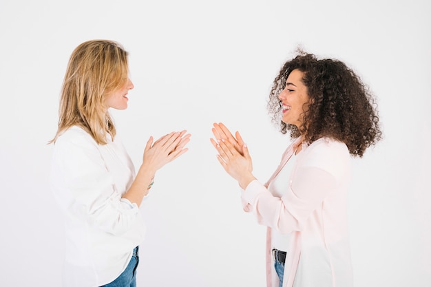 Foto gratuita donne che battono le mani