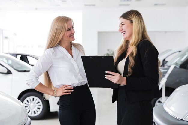 車の取り引きを締める女性