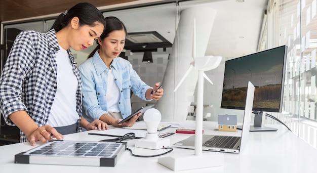 Foto gratuita donne che escogitano una nuova innovazione