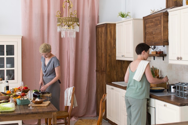 집에서 함께 요리하는 여성