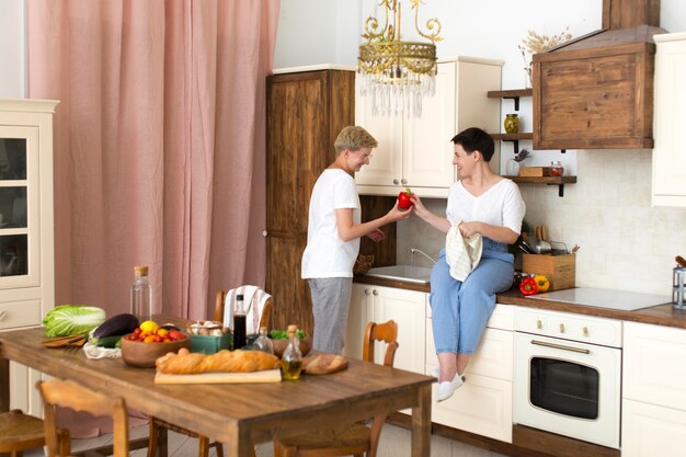 Foto gratuita donne che cucinano con ingredienti diversi