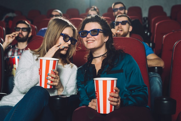 Foto gratuita le donne discutono di film durante la performance