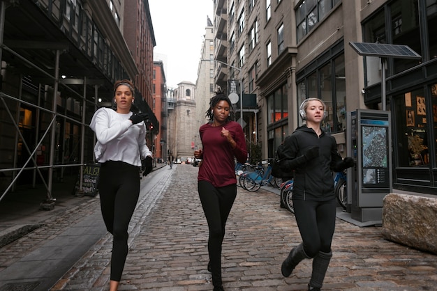 Foto gratuita donne che fanno jogging insieme