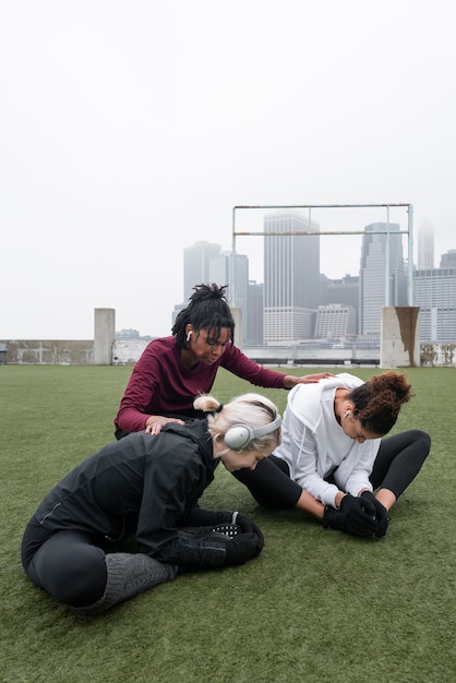 Free photo women doing jogging together