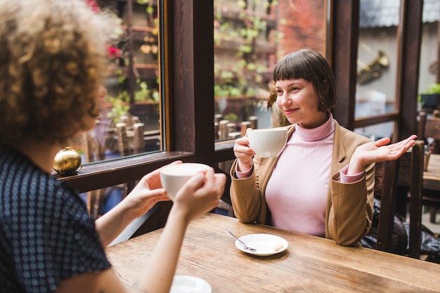 コーヒーを飲む女性