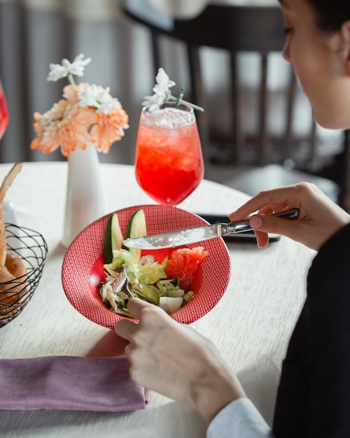 Free photo women eating diet salad with avacado, grapefruit, lettuce and cheese