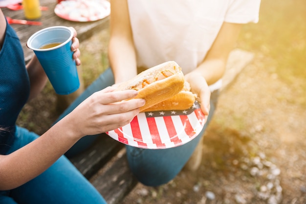 ホットドッグを食べる女性