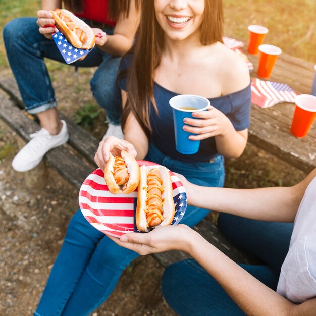 ホットドッグを食べる女性