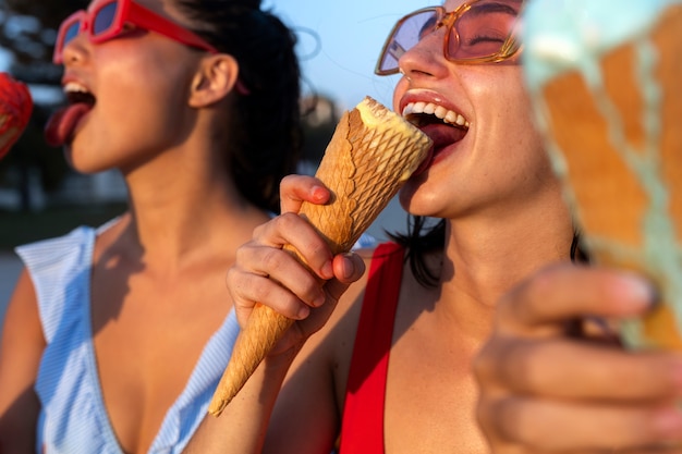 Foto gratuita donne che mangiano gelato vista laterale