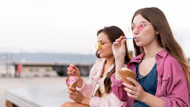Женщины вместе едят на открытом воздухе