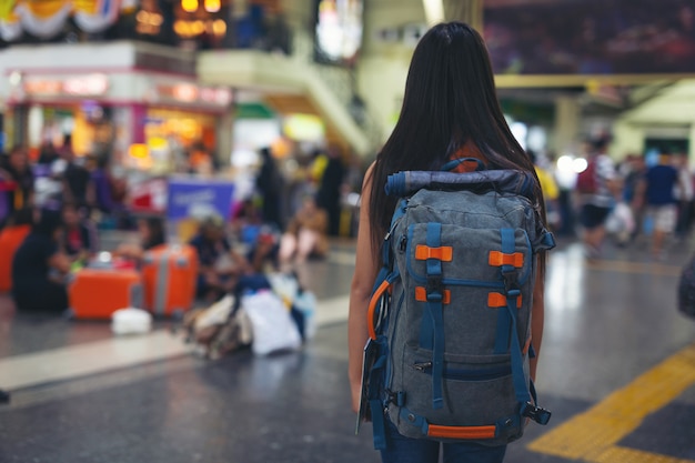 女性は地図上で駅まで旅行することを楽しんでいます。